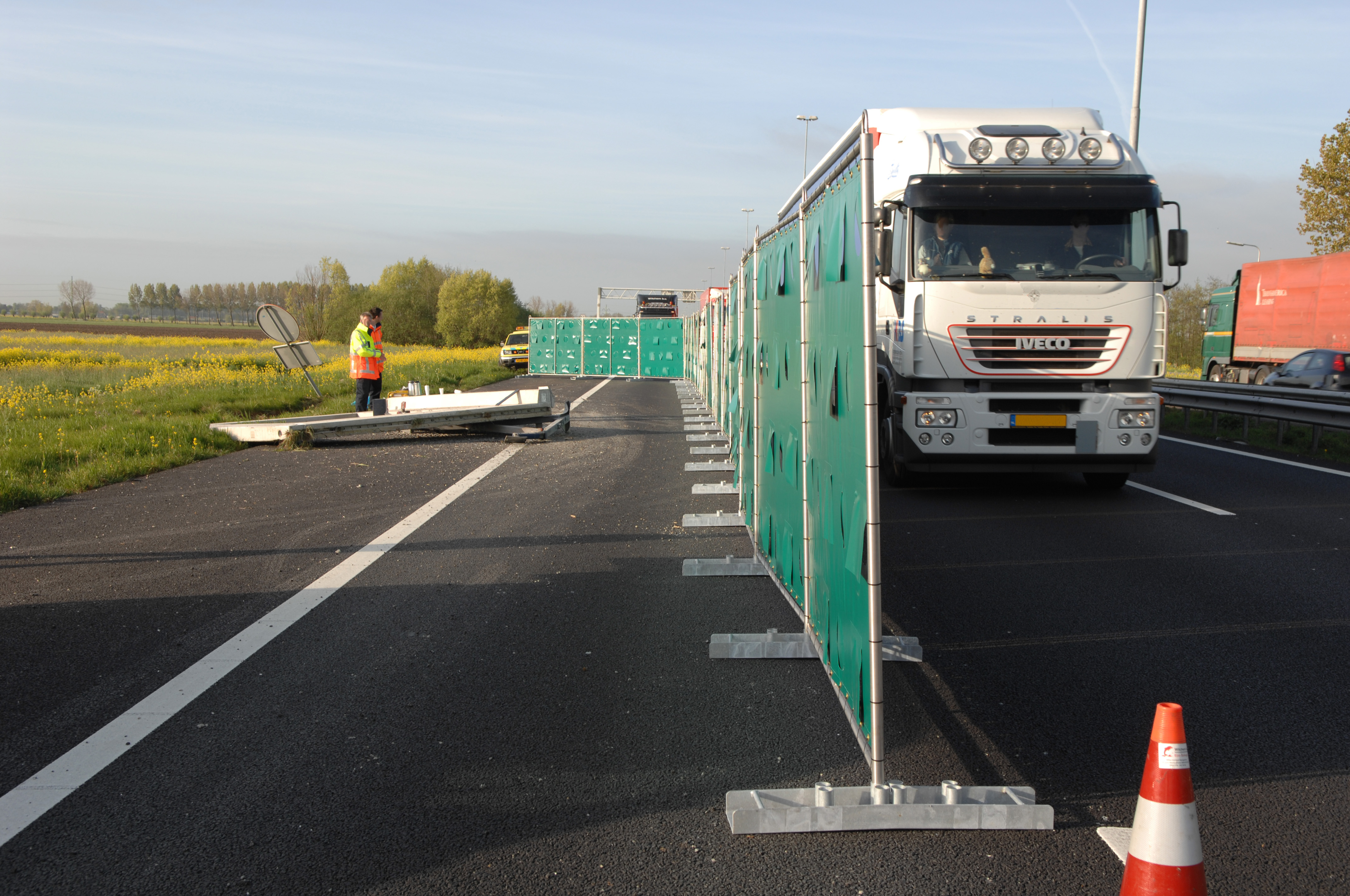 Incident screens to prevent rubbernecking